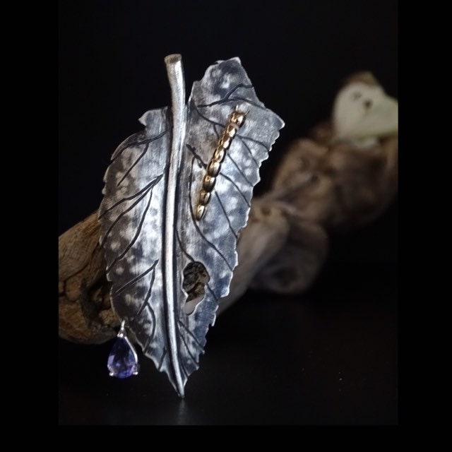 Handgefertigter 925 Silber Blatt Anhänger Mit 14K Gold Raupe von IrinaOktarJewellery