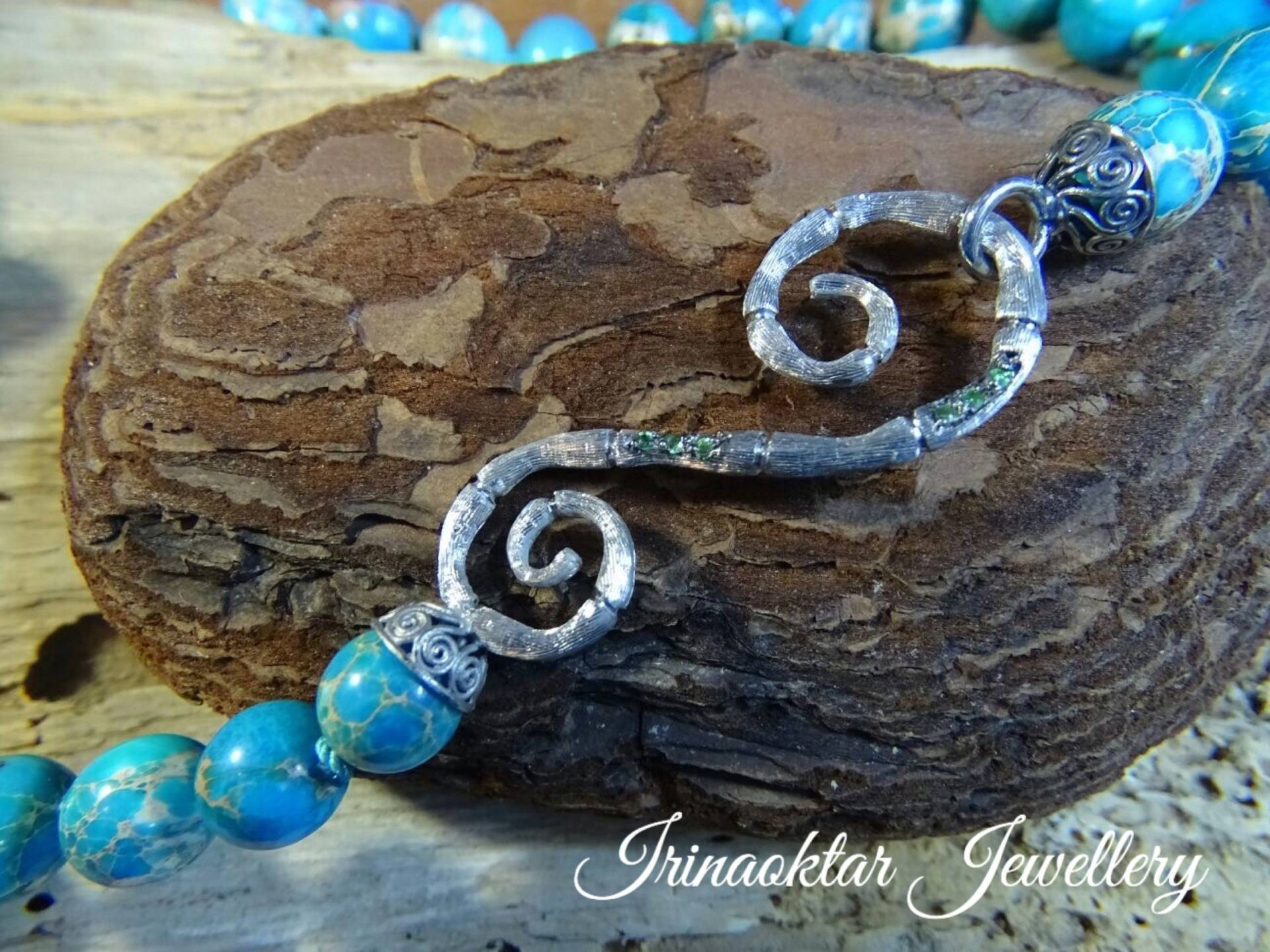 Lange Variscit-Türkisfarbe Perlenkette, Handgemachte Silberschließe Mit Tsavoriten von IrinaOktarJewellery