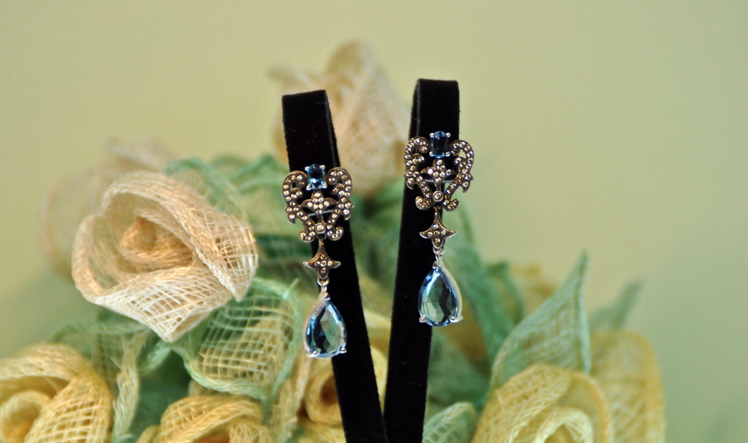 London Blautopas Chandelier Silber Ohrringe von IrinaOktarJewellery