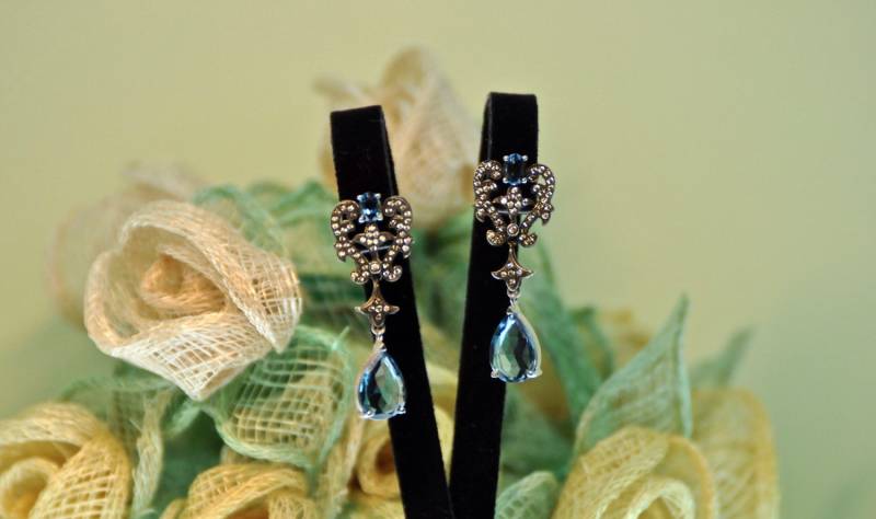 London Blautopas Chandelier Silber Ohrringe von IrinaOktarJewellery