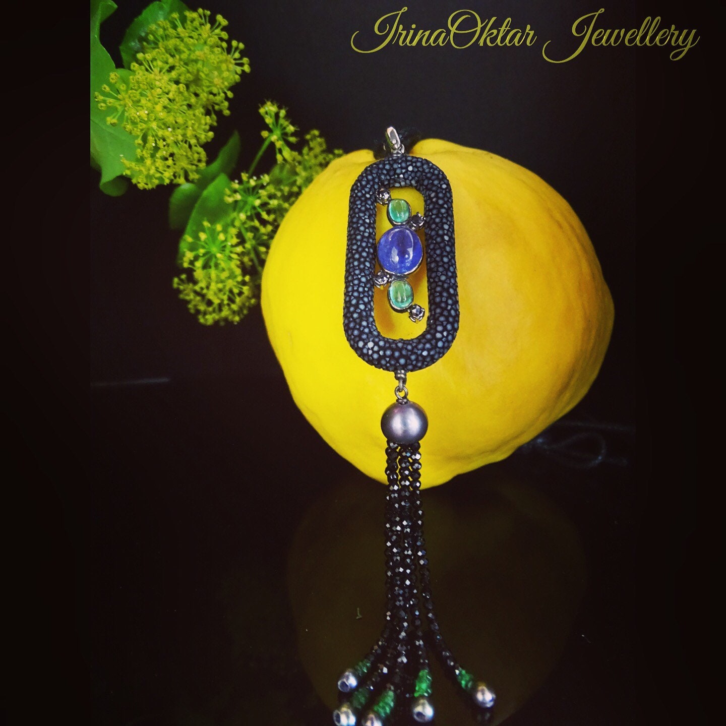 Rochenleder Anhänger 14K Gold, Tansanit, Smaragd & Schwarze Spinell Quaste von IrinaOktarJewellery