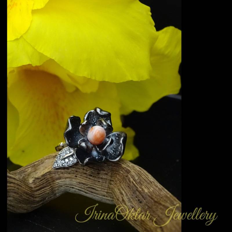 Schwarzer Rhodium Überzogener Silberner Blumenring Mit Echter Engelshautkoralle, Cocktailring Schwarzer Rhodium Überzogener Silberner Blumenring Mit Echter Engelshautkoralle, Cocktailring von IrinaOktarJewellery