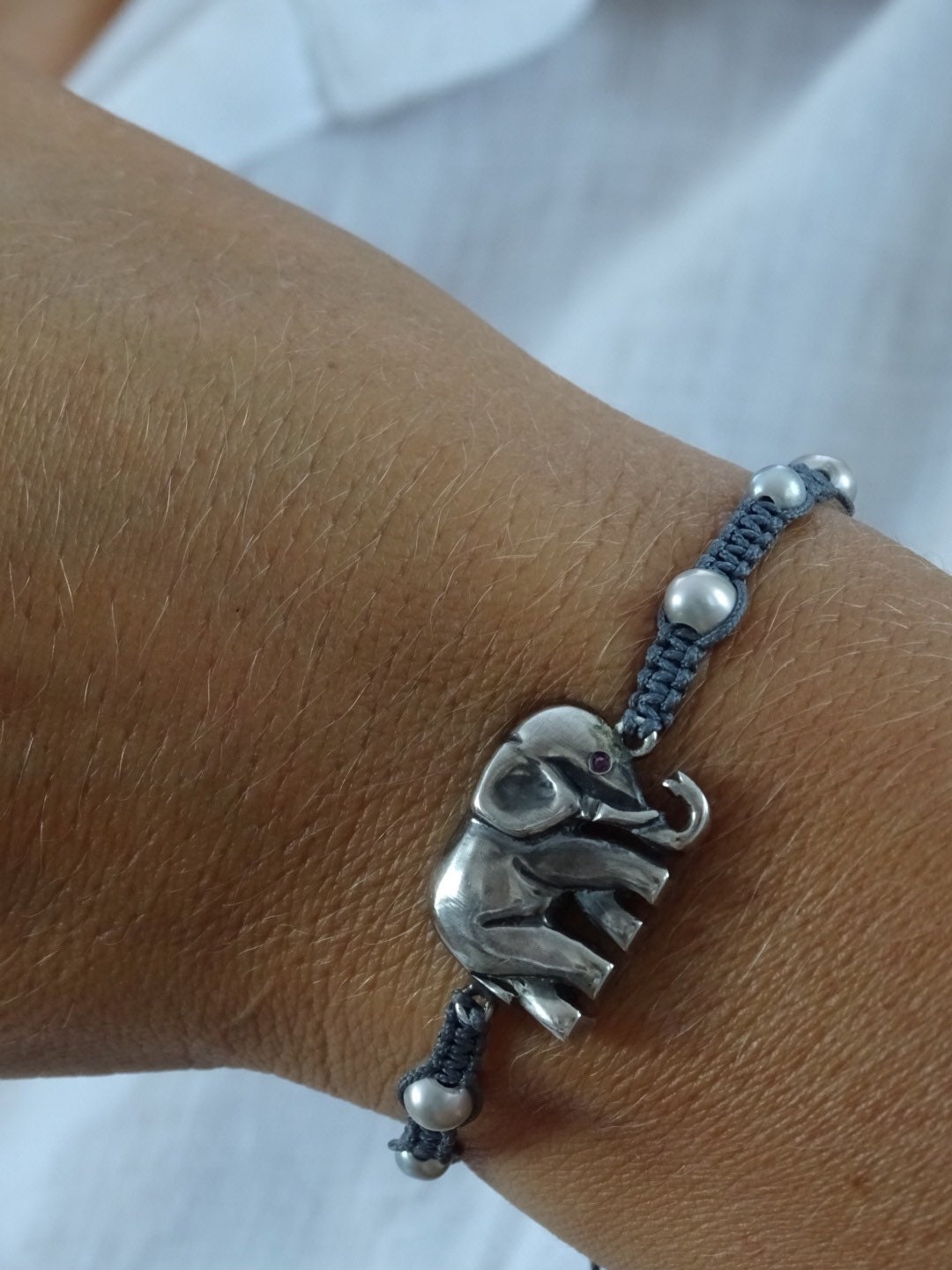 Reserviert ... 925Er Silber Elefanten Makramee Armband Mit Grauen Süßwasserperlen , Echter Rubin von IrinaOktarJewellery