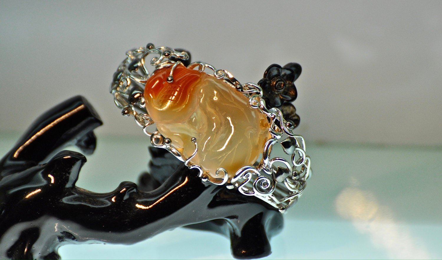 sterling Silber Frauen Armband Mit Handgeschnitzten Achat von IrinaOktarJewellery