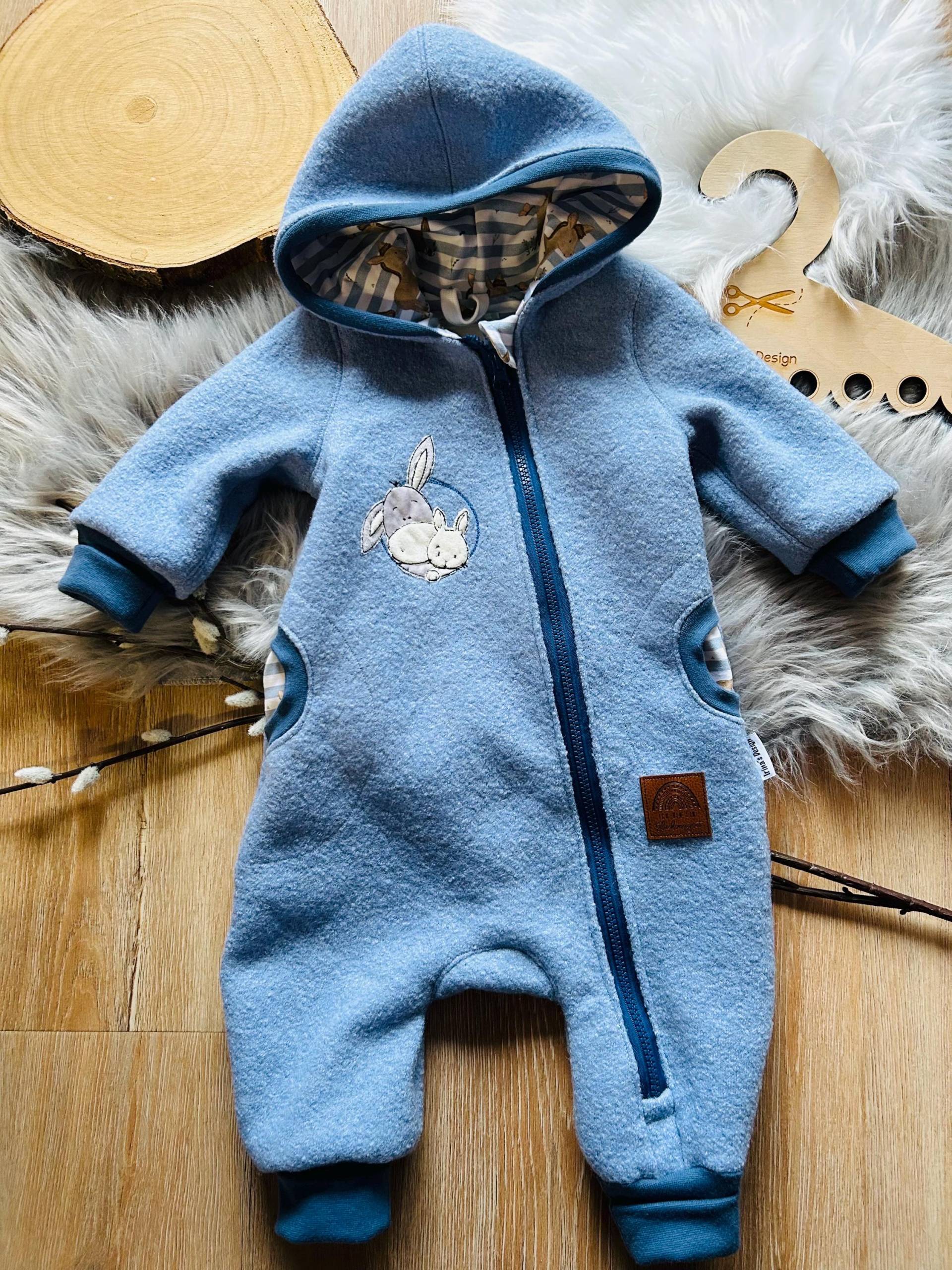 Walkanzug Winteranzug Stickerei Handmade Wagenanzug Mit Esel Und Hase Walkanzug Winteranzug Stickerei Handmade Wagenanzug Mit Esel Und Hase von IrinaSprickDesign