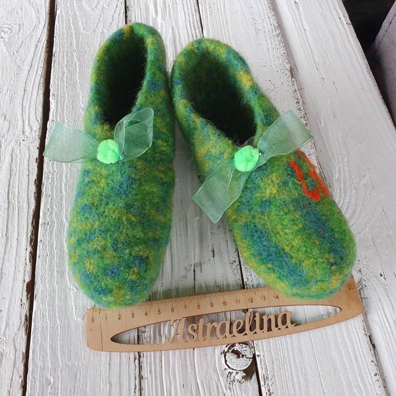 Filzschuhe "Waldfee" in Gr. 36-37 Grün Pantoffel Aus Filz Für Mädchen Gefilzte Hausschuhe Wolle Filzwolle von IrinasMiniLaden