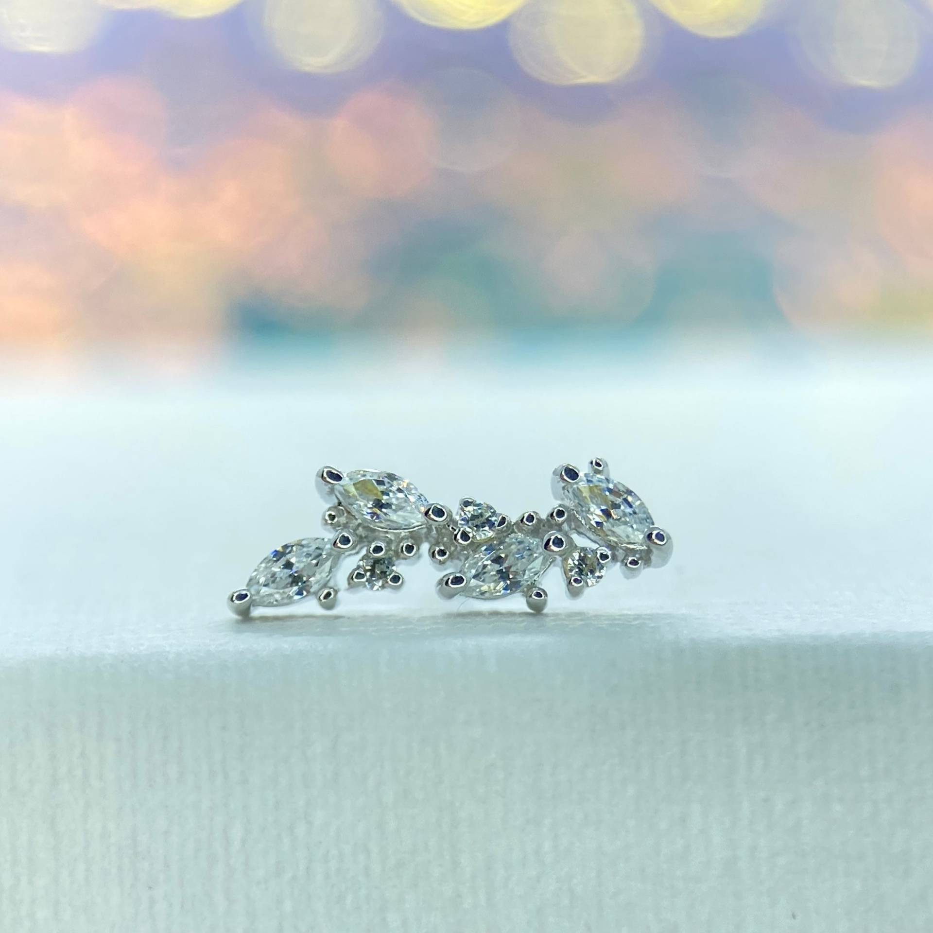 Andreia Von Junipurr, 14K Weissgold Besetzt Mit Swarovski & Cz Für Helix, Conch, Faux Rook + Piercings Andreia Von Junipurr, 14K Weissgold Besetzt Mit Swarovski & Cz Für Helix, Conch, Faux Rook + Piercings von IrisBodyJewellery