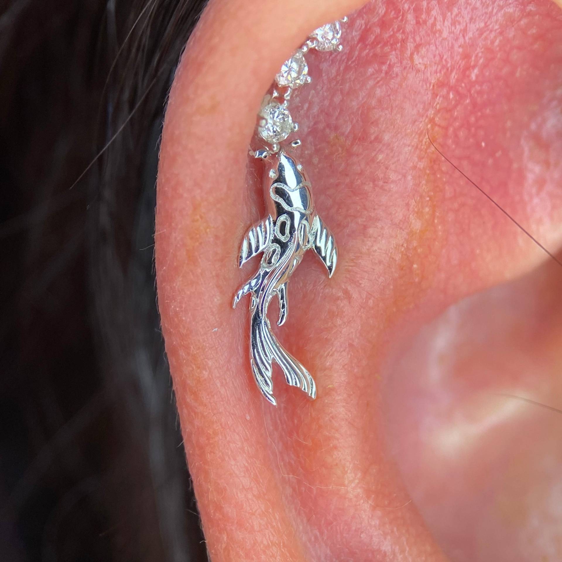 Nach Rechts Oder Links Gerichteter Koi-Fisch Aus 14-Karätigem Weißgold Von Junipurr, Perfekt Für Flat-, Tragus-, Helix - Und Conch-Piercings von IrisBodyJewellery