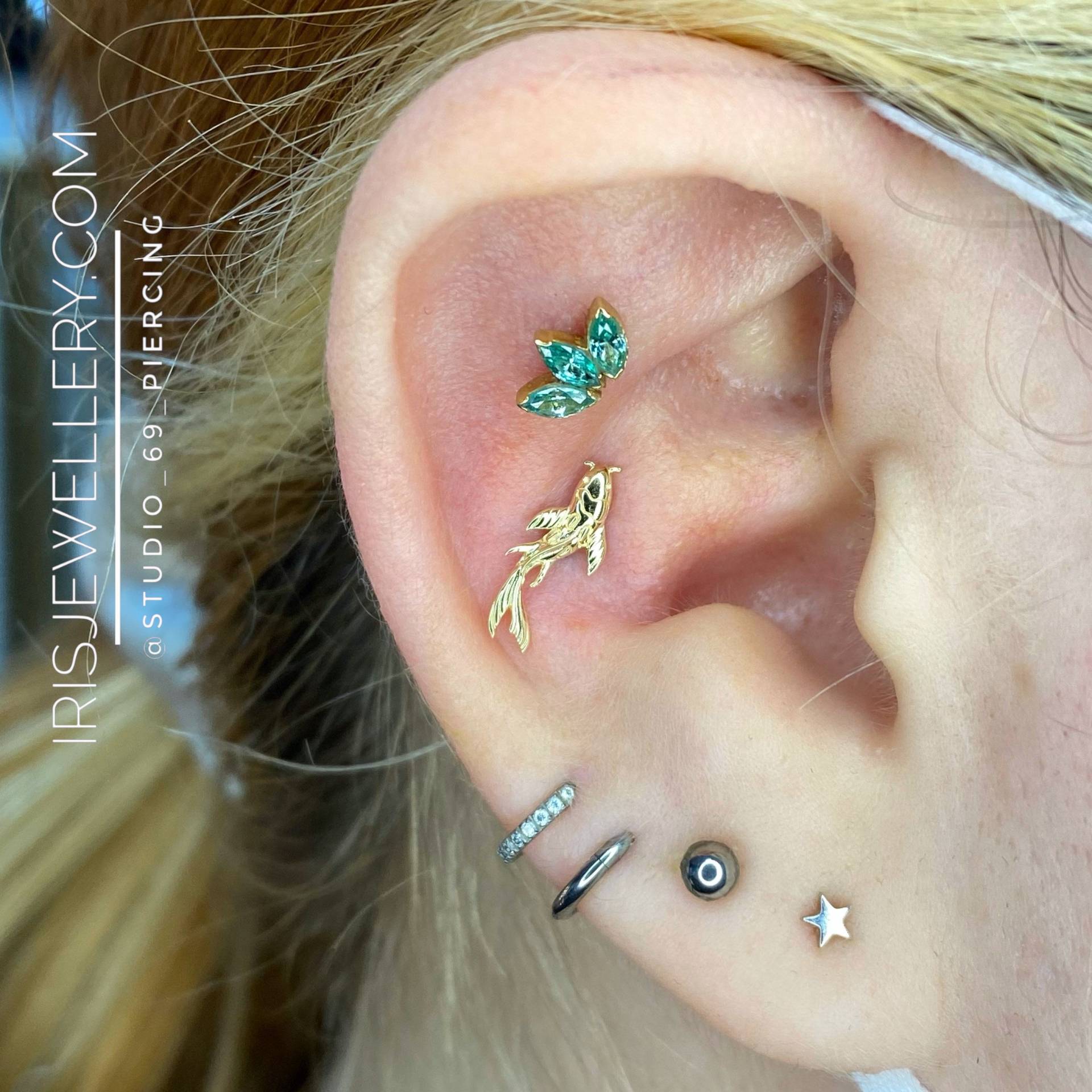 Nach Rechts Oder Links Gerichteter Koi Fisch 14 Karat Gelbgold Von Junipurr, Perfekt Für Flat, Tragus, Helix & Conch Piercings von IrisBodyJewellery