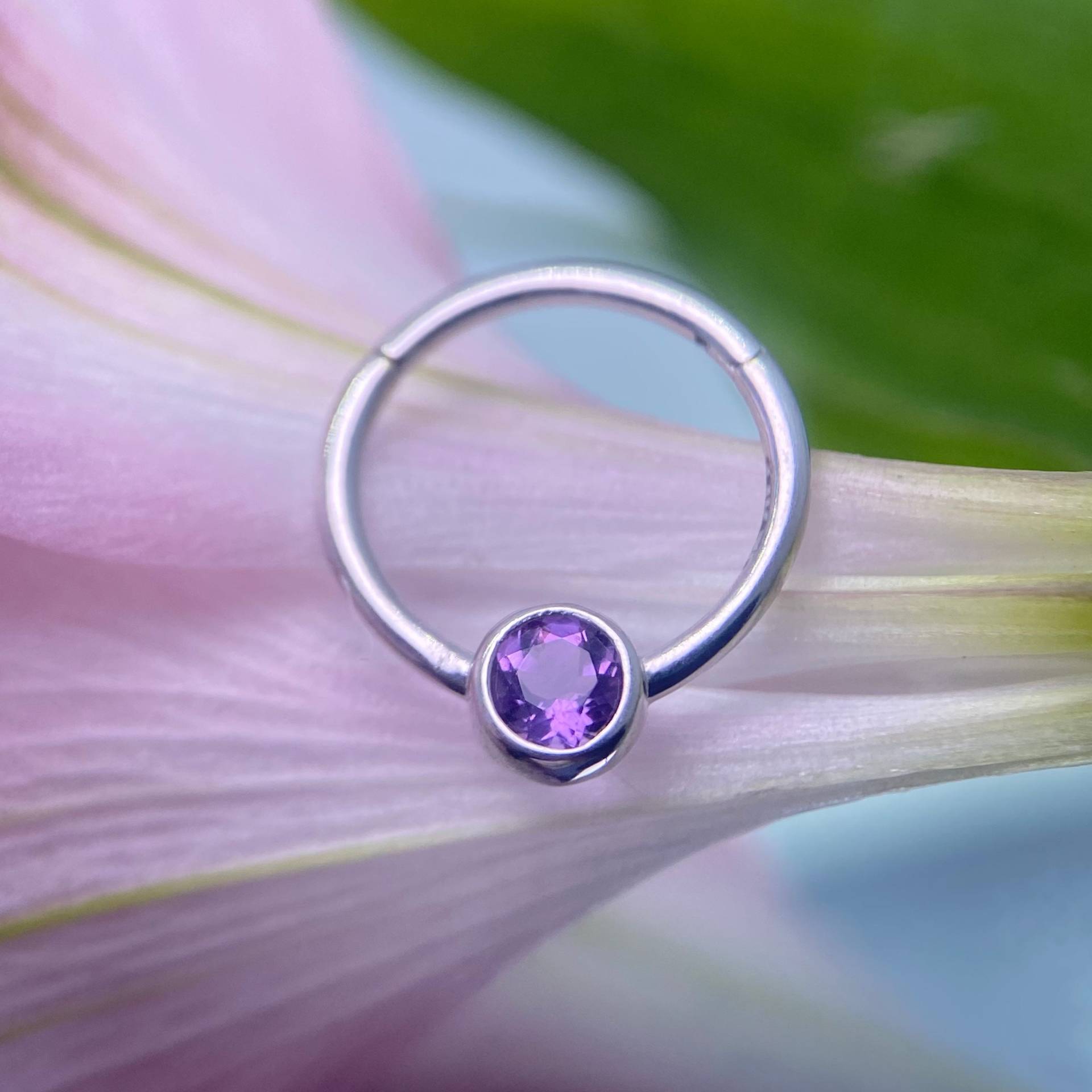 Tish Lyon Klappring 14Kt Weißgold Besetzt Mit Einem Echten Amethyst Stein 1.2mm 16G X 11mm Perfekt Für Daith & Septum Piercings von IrisBodyJewellery