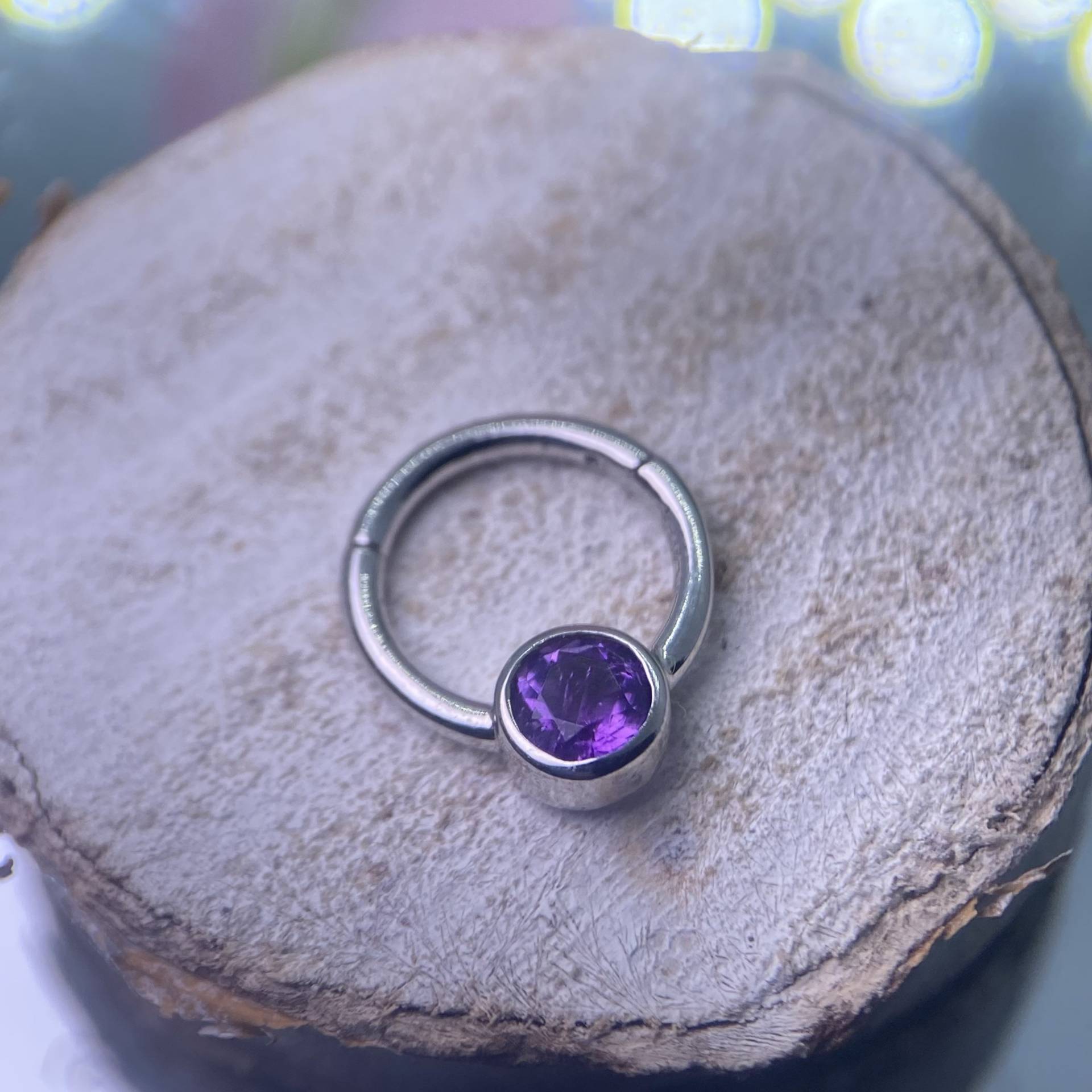 Tish Lyon Klappring 14Kt Weißgold Besetzt Mit Einem Echten Amethyststein 1, 2 Mm 16 G X 8 Perfekt Für Daith Oder Septum Piercings von IrisBodyJewellery