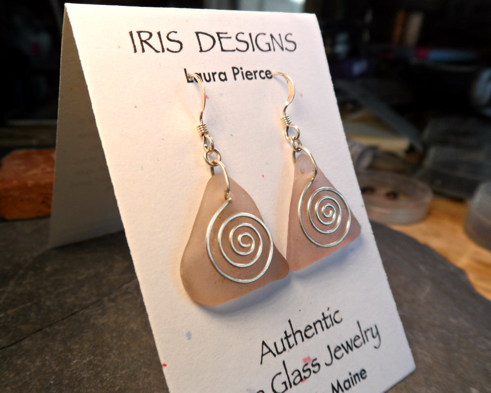 Glänzende Lavendel Dreieckige Leichte Helllila Echte Maine Meer/Strand Glas Ohrringe Mit Handgeschmiedeten Sterling Silber Spiralen Glänzende Lavendel Dreieckige Leichte Helllila Echte Maine Meer/Strand Glas Ohrringe Mit Handgeschmiedeten Sterling Silber Spiralen von IrisDesignSeaglass