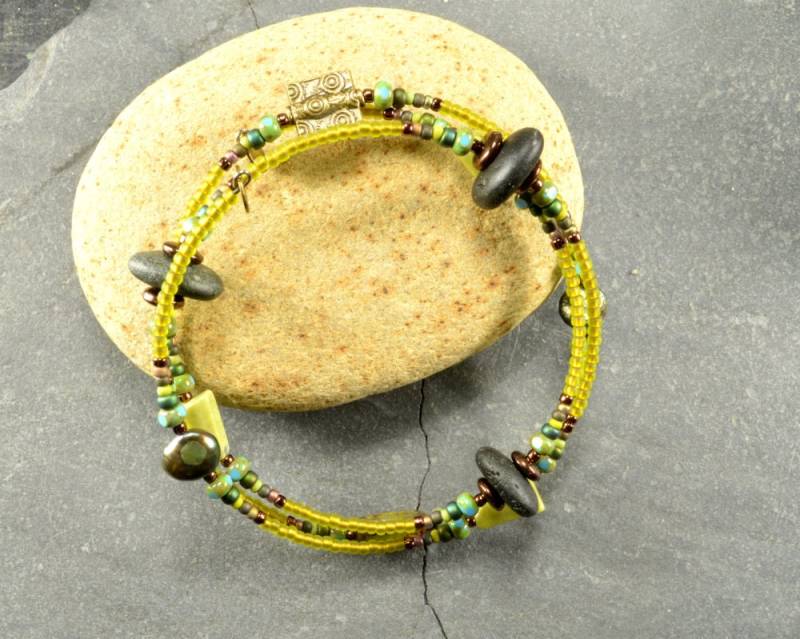 Grüne Äpfel.. Ein Buntes Wickelarmband Aus Naturbelassenen Maine Seesteinen Und Grünem Magnasite Funky Bio Schmuck Grüne Äpfel.. Ein Buntes Wickelarmband Aus Naturbelassenen Maine Seesteinen Und Grünem Magnasite Funky Bio Schmuck von IrisDesignSeaglass