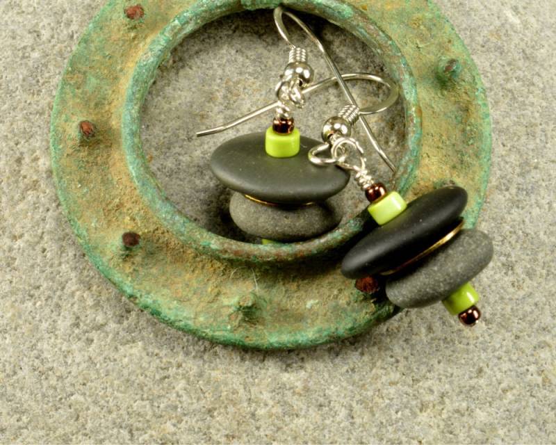 Süße Kleine Naturbelassene Maine Stein Ohrringe Mit Linden Und Bronzenen Akzenten Süße Kleine Naturbelassene Maine Stein Ohrringe Mit Linden Und Bronzenen Akzenten von IrisDesignSeaglass