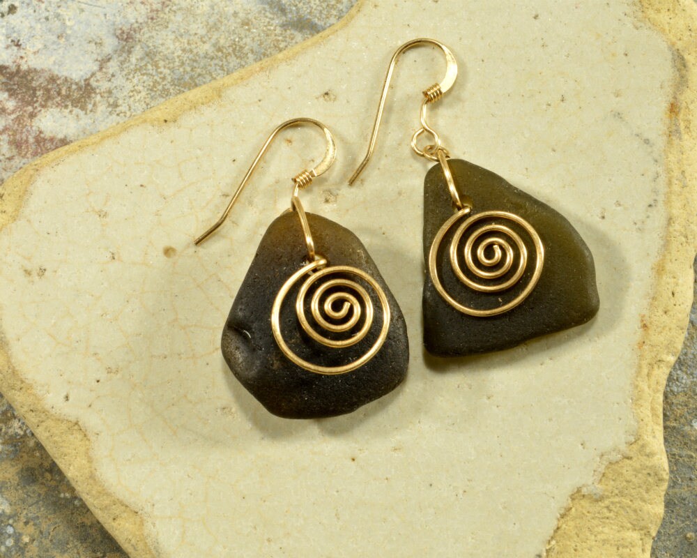 Tiefe Olivenspiralen Echtes Maine Meer/strand Glas Ohrringe Mit Handgeschmiedeten Gold Filled Spiralen Seltenes Farbiges Seeglas Schmuck Tiefe Olivenspiralen Echtes Maine Meer/strand Glas Ohrringe Mit Handgeschmiedeten Gold Filled Spiralen Seltenes Farbiges Seeglas Schmuck von IrisDesignSeaglass