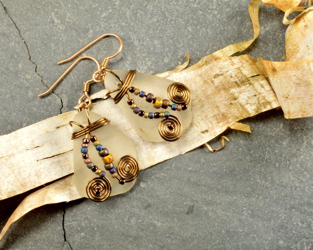 Wilder Stil.... Maine Weiße Seeglas Ohrringe Mit Lustigen Bronzenen Drahtspiralen Und Bunten Perlen Funky Öko Freundliche Strand Stil Wilder Stil.... Maine Weiße Seeglas Ohrringe Mit Lustigen Bronzenen Drahtspiralen Und Bunten Perlen Funky Öko Freundliche Strand Stil von IrisDesignSeaglass
