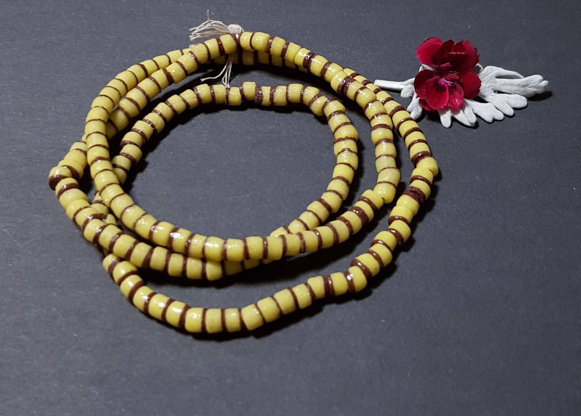 Pulverglas - Perlenstrang Gelb-Braun von IrisGeschenke