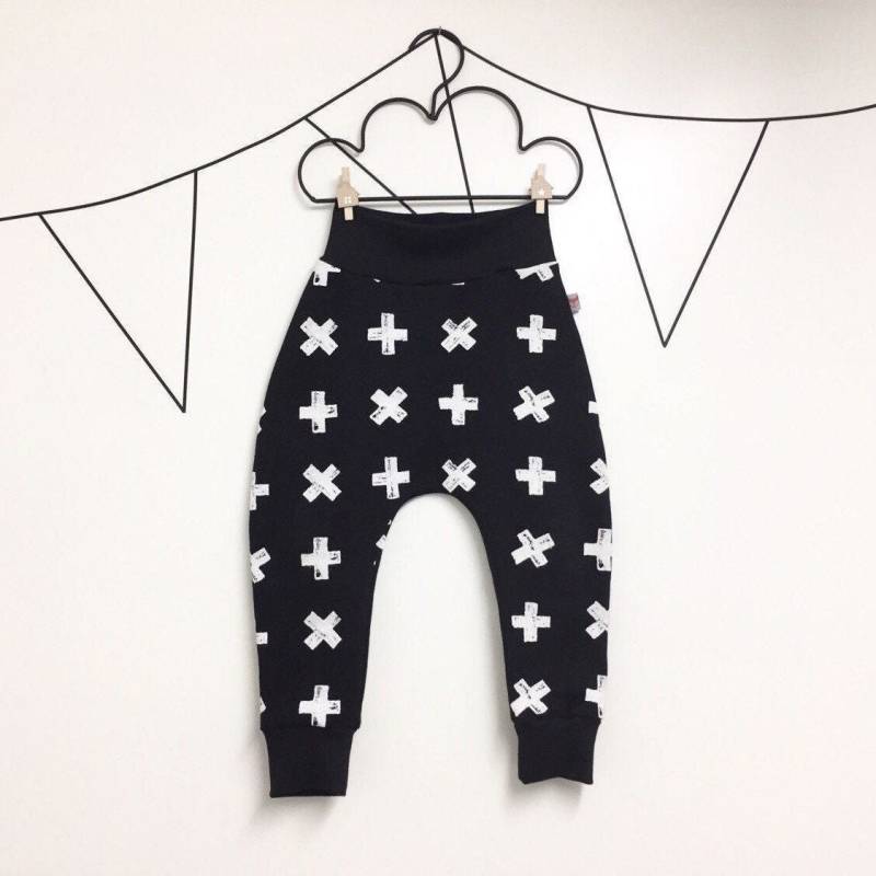 Baby Harem Hose Joggen Kreuz Plus-Zeichen | Schwarz von IrisKleertje