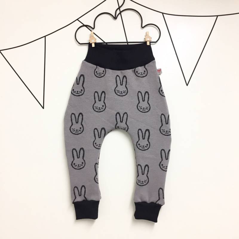 Baby Kaninchen Sarouel | Grau von IrisKleertje