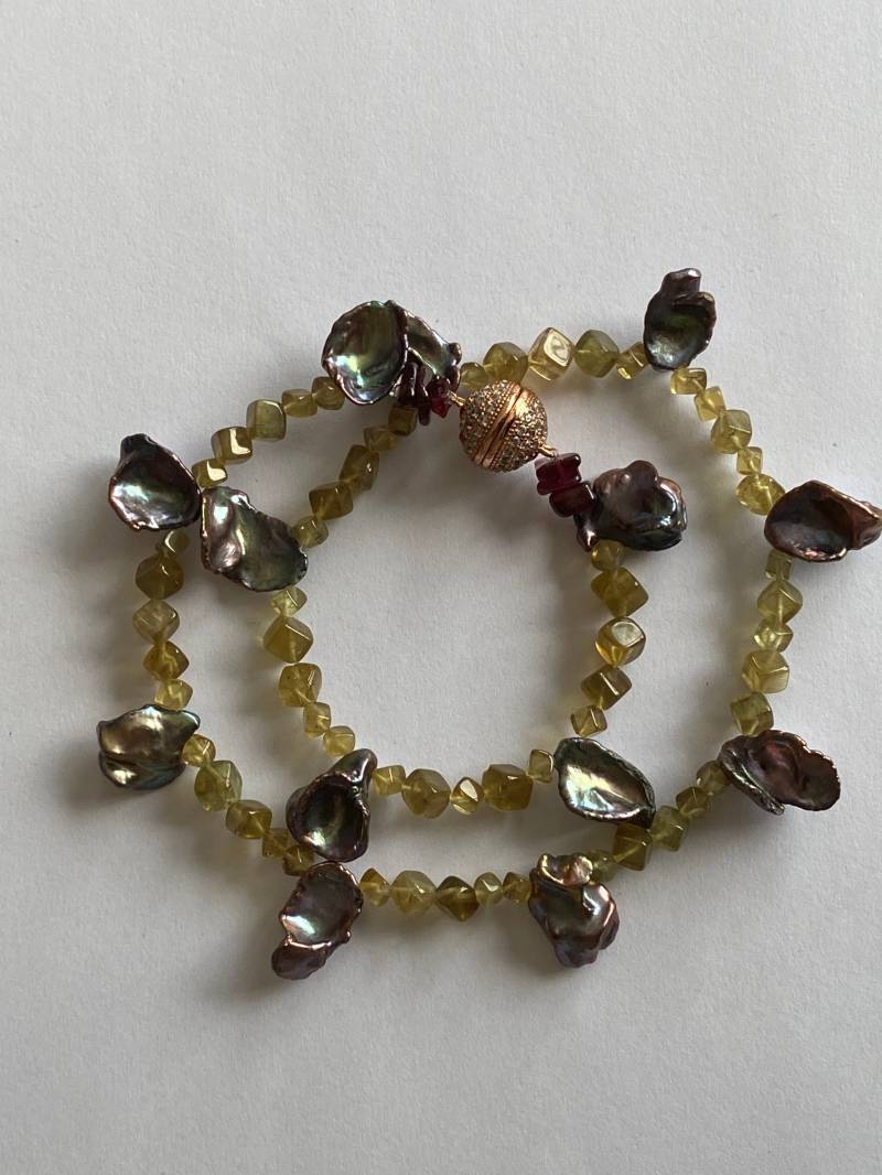 Peridotkette Mit Dunklen Süßwasserperlen. Magnetverschluss in Rosemetall Strass von IrisUnikatschmuck
