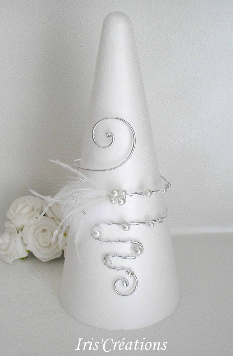 Armschmuck Ref. Plumti, Weiße Renaissance-Perlen, Daunenfedern Und Straußenfedern Sowie Swarovski-Strasssteine von IriscreationsBijoux