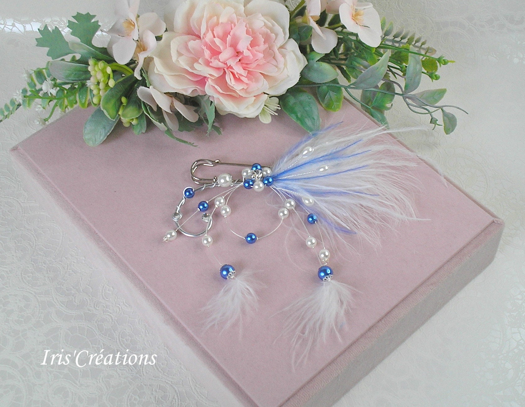 Attache Schleppt Vanessa Perlen Weiße Und Blaue Federn Roy Mit Swarovski Strass von IriscreationsBijoux