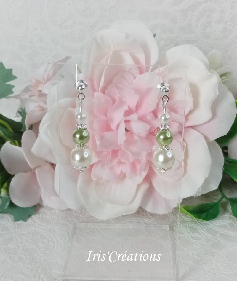 Délia-Ohrringe Mit Elfenbeinfarbenen Und Lindgrünen Renaissance-Perlen von IriscreationsBijoux