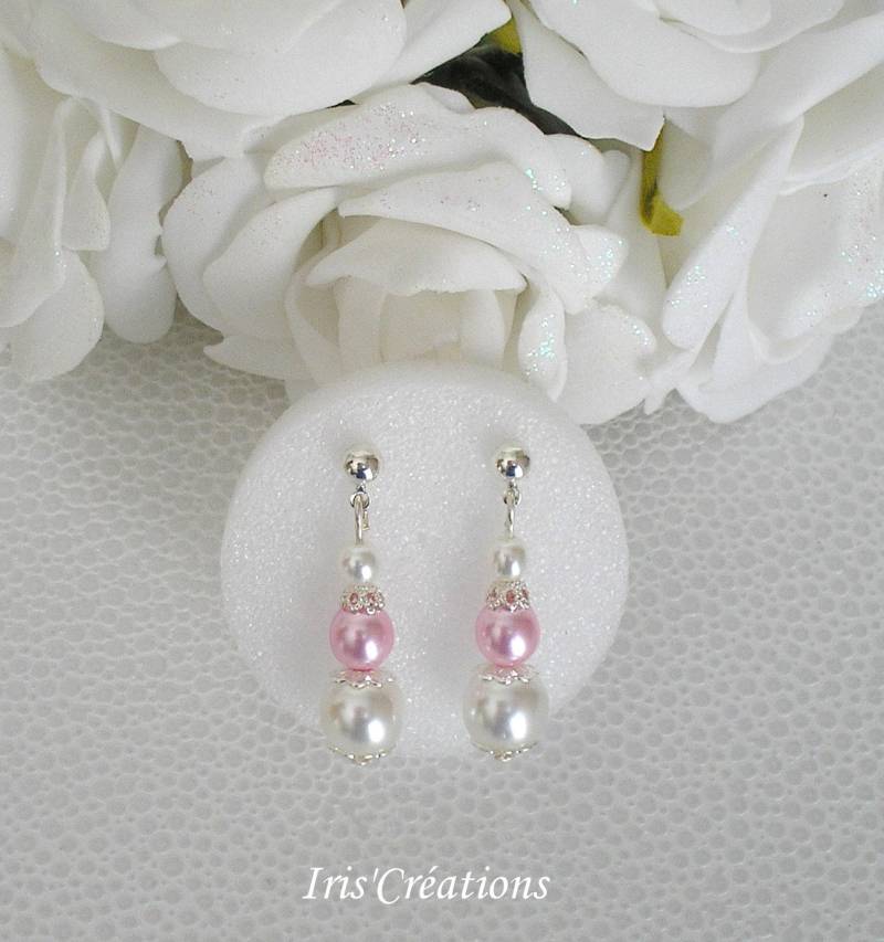 Delia Weiße Perle Und Pulver Rosa Ohrringe von IriscreationsBijoux