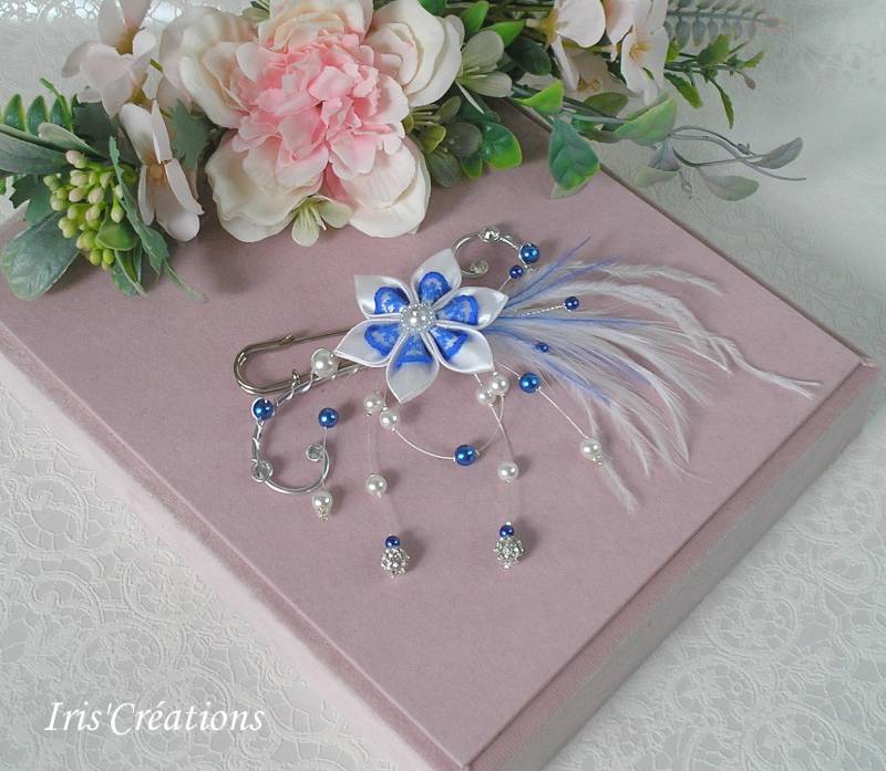 Hängebinde Ref Catalina Blumen Satin Und Spitze Hahn Federn Strauße Weiße Blaue Perlen Swarovski Strass von IriscreationsBijoux