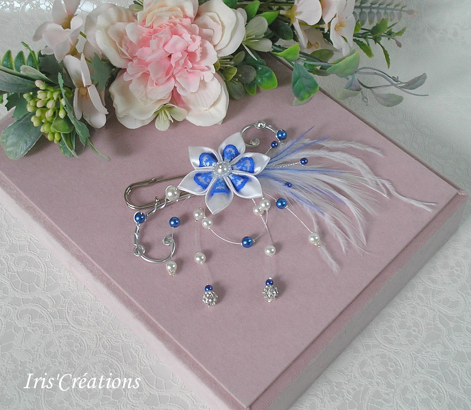 Hängebinde Ref Catalina Blumen Satin Und Spitze Hahn Federn Strauße Weiße Blaue Perlen Swarovski Strass von IriscreationsBijoux