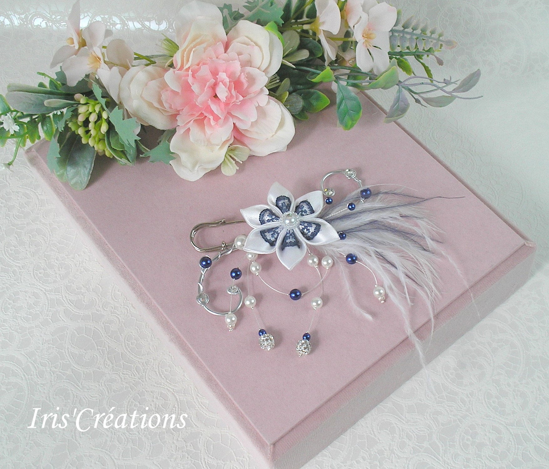 Hängebinde Ref Catalina Satin Blumen Und Spitze Hahn Federn Strauße Weiße Perlen Nachtblau Swarovski Strass von IriscreationsBijoux