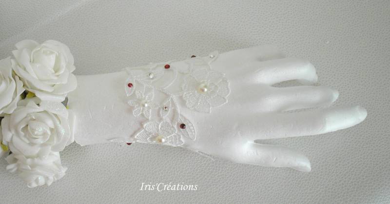 Hochzeits-Manschettenarmband Sofia Aus Hellelfenbeinfarbenen Spitzenperlen Und Elfenbeinfarbenen Roten Swarovski-strasssteinen von IriscreationsBijoux