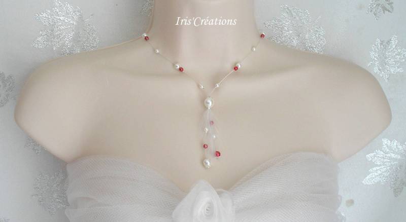 Hochzeitskette Elina Weiße Und Rote Perlen Mit Sich Drehenden Hahnenfedern von IriscreationsBijoux