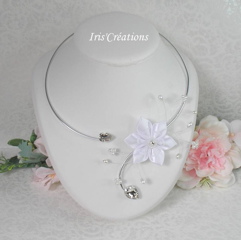 Hochzeitskette Maéva Weiße Satinblume Und Spitze Mit Swarovski Strasssteinen von IriscreationsBijoux