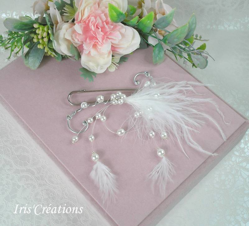Zugbefestigung Mit Vanessa-Perlen Und Weißen Oder Elfenbeinfarbenen Federn Swarovski-strasssteinen von IriscreationsBijoux