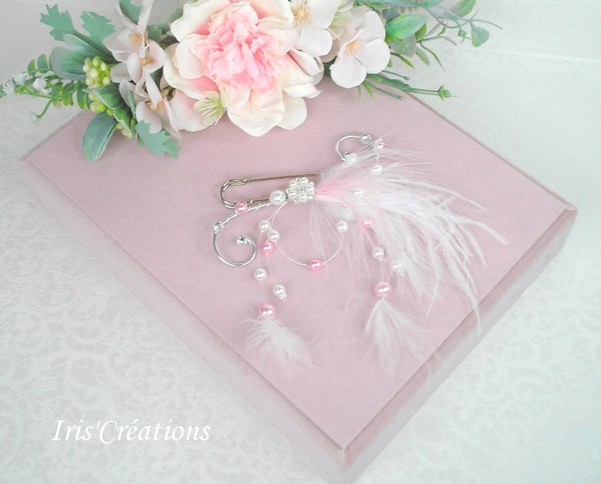 Zugbefestigung Ref. Vanessa, Weiße Und Puderrosa Federperlen Mit Swarovski-strasssteinen von IriscreationsBijoux