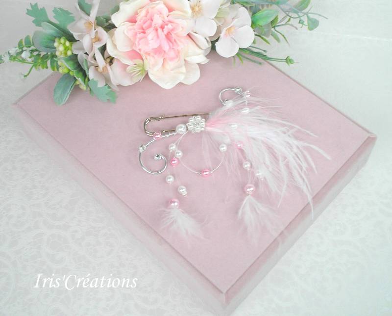 Zugbefestigung Ref. Vanessa, Weiße Und Puderrosa Federperlen Mit Swarovski-strasssteinen von IriscreationsBijoux