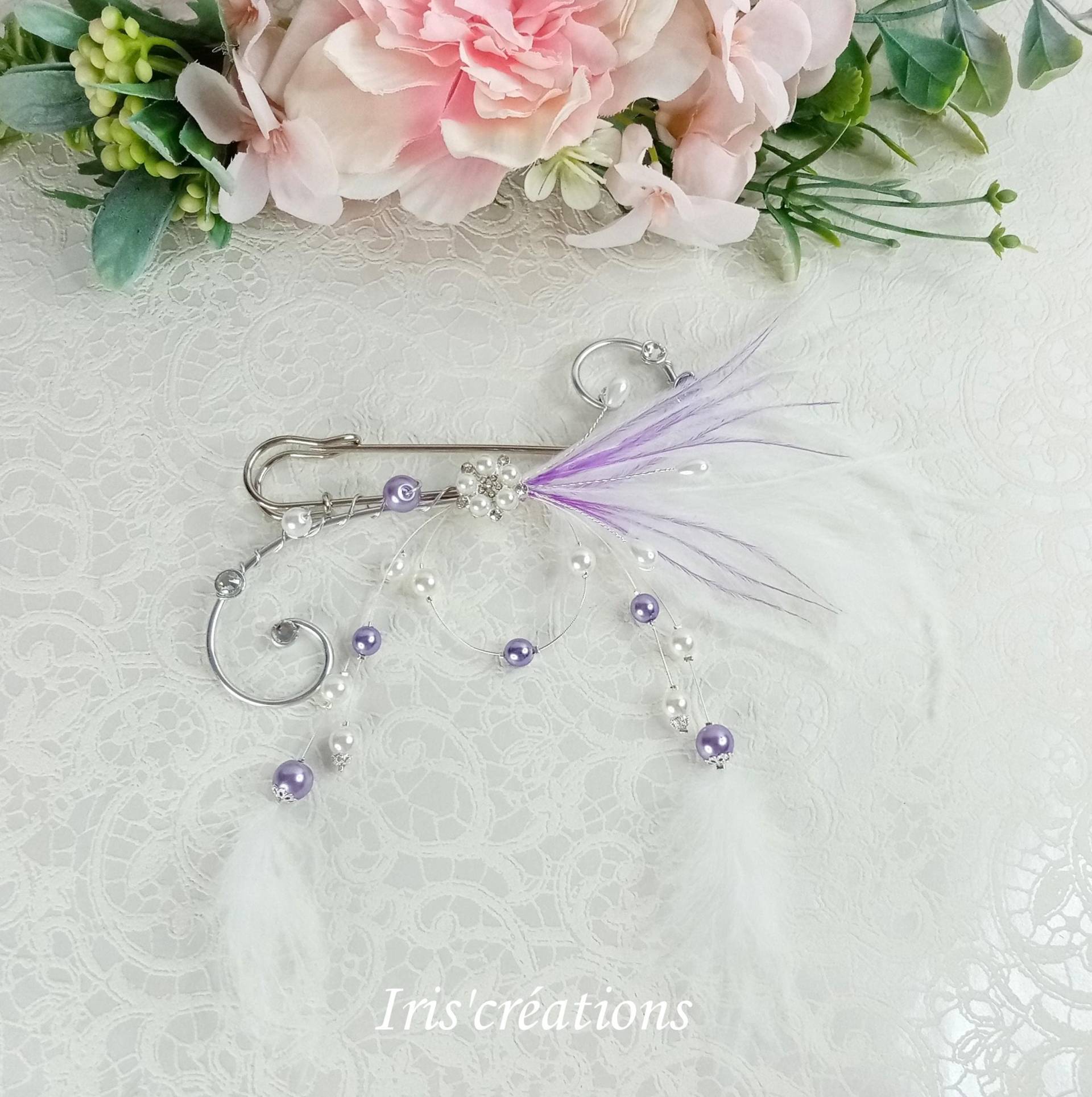 Zugbefestigung Ref. Vanessa, Weiße Und Violette Federperlen Mit Swarovski-strasssteinen von IriscreationsBijoux