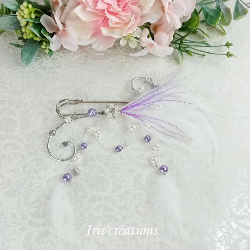 Zugbefestigung Ref. Vanessa, Weiße Und Violette Federperlen Mit Swarovski-strasssteinen von IriscreationsBijoux