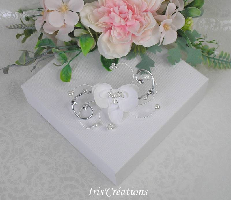 stola-Brosche Ref. Johanna Orchidee Weiße Renaissance-Perlen Und Swarovski-strasssteine von IriscreationsBijoux