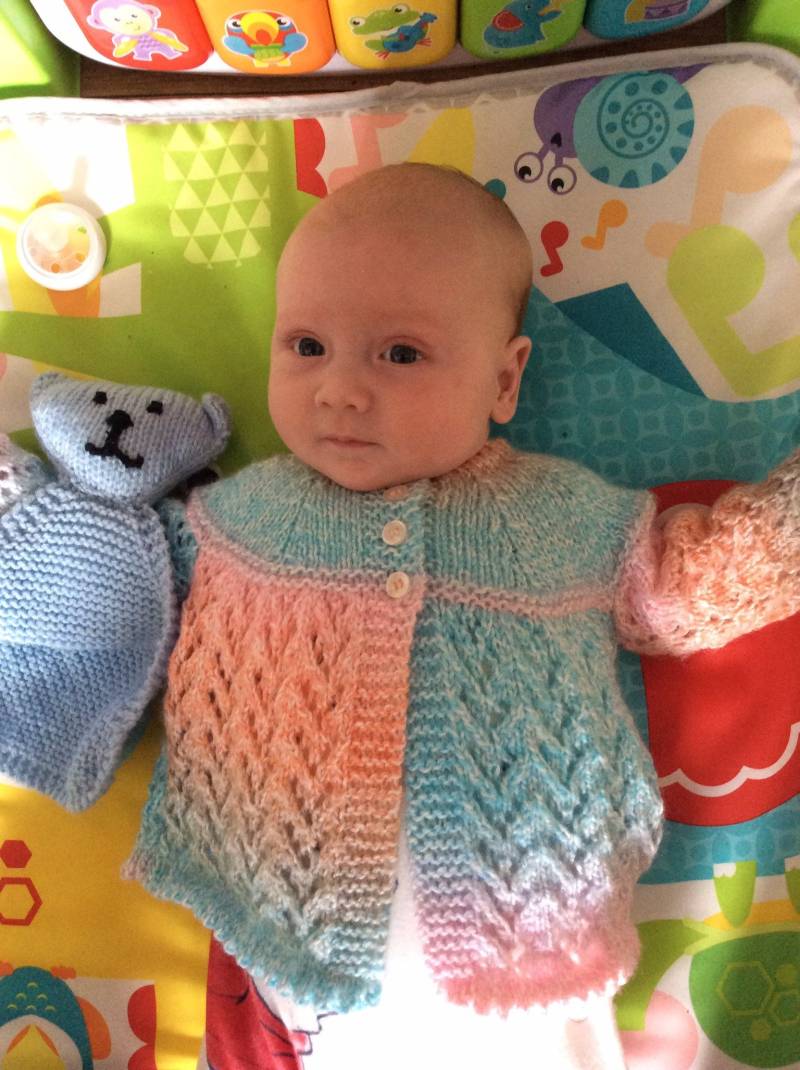 Baby Strickjacke Und Teddy Geschenk von IrishFairyKnits