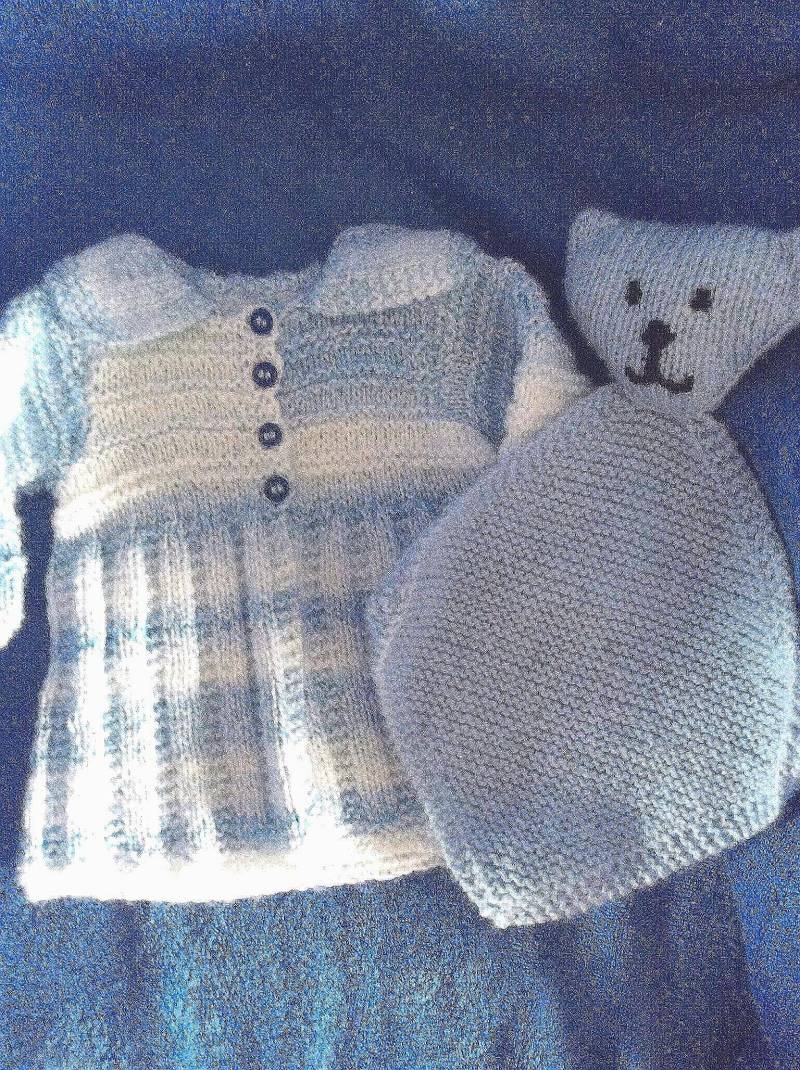 Cardigan Mit Rotem Kragen Und Teddybär von IrishFairyKnits