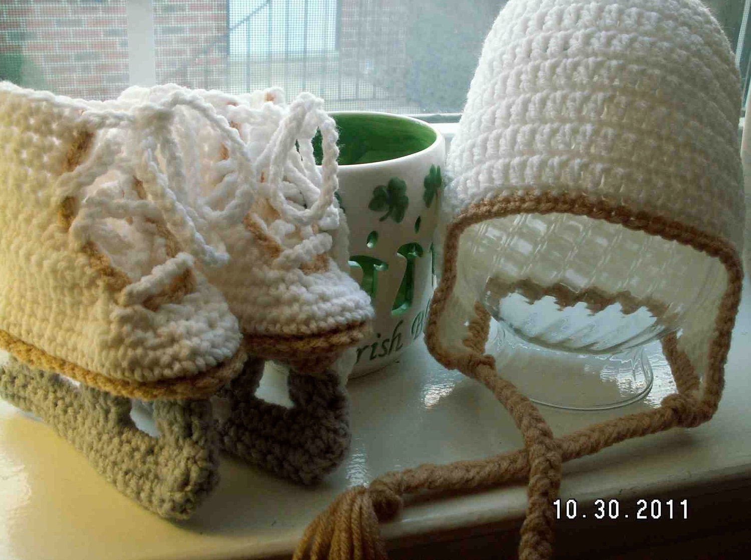 Eiskunstlauf-Schühchen Und Mütze Mit Ohrenklappe in Drei Größen Erhältlich Eiskunstlauf-Schühchen Und Mütze Mit Ohrenklappe in Drei Größen Erhältlich von IrishHooksAndYarn