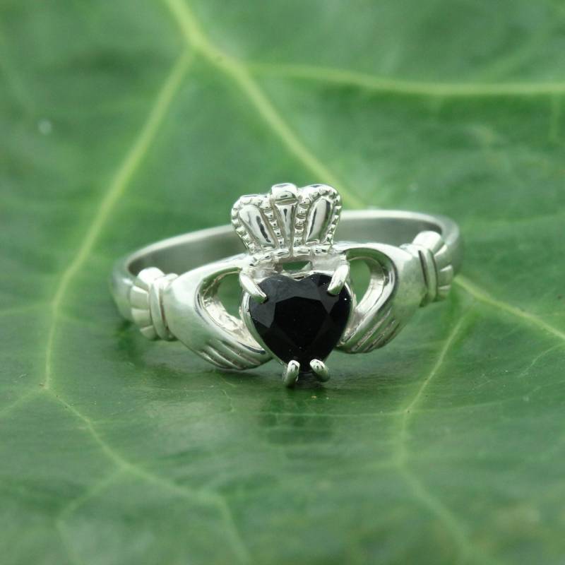 Claddagh Ring, Damen Schwarzer Saphir Besetzt Mit Einem Natürlichen Edelstein von IrishJewelryDesign