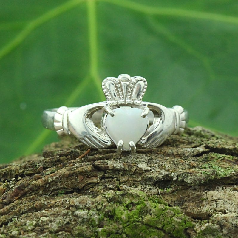 Claddagh Ring, Damenring Opal Claddagh, Besetzt Mit Einem Natürlichen Edelstein von IrishJewelryDesign