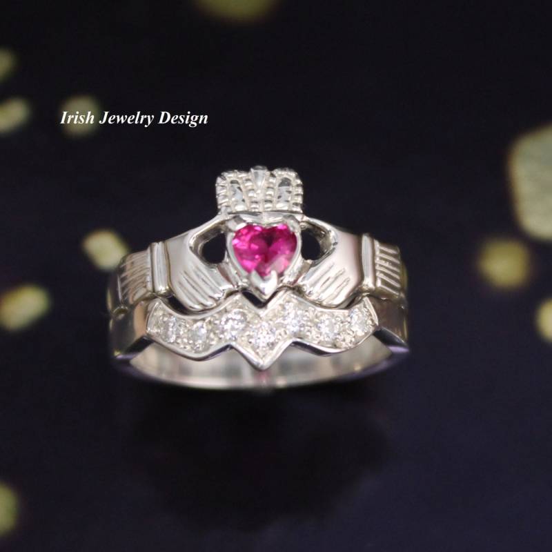 Ein Claddagh Ring. Damen Ruby Irish Ring Und Passende Band Mit Zirkonia Erstellt. Ringset Von Claddagh Ein Claddagh Ring. Damen Ruby Irish Ring Und Passende Band Mit Zirkonia Erstellt. Ringset Von Claddagh von IrishJewelryDesign