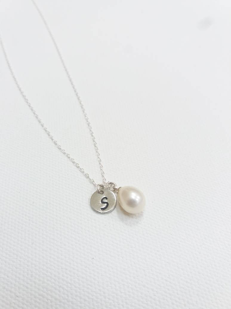 Initial Halskette Personalisierte Schwarze Perlenkette Personalisierter Schmuck Brautjungfer Geschenk Hochzeitsschmuck von IrishMermaidJewelry