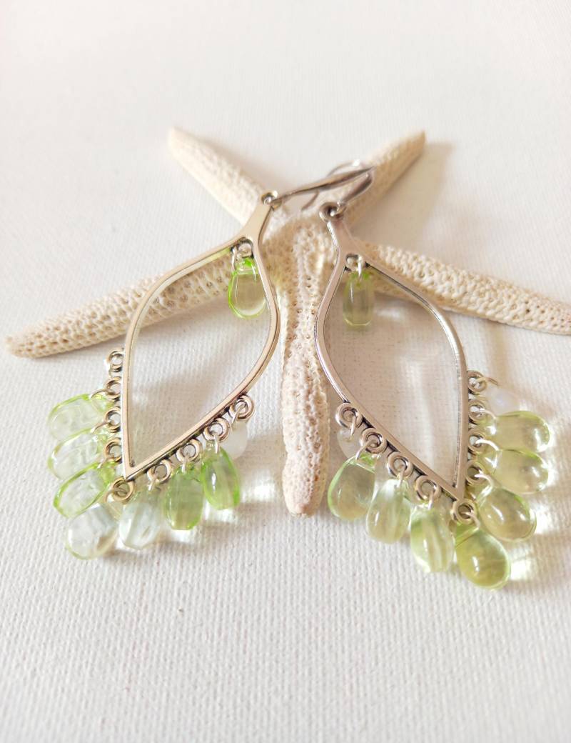 Peridot Tropfen Ohrringe Silber Grün Glas Strand Teardrop Tropfenglas Brautjungfern von IrishMermaidJewelry