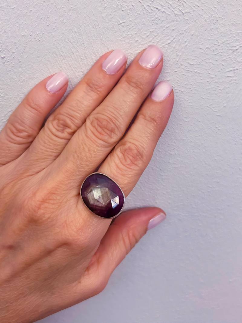 Handgemachter Saphir Sterlingsilber Ring Gehämmertes Band Statement Schmuck von Irisjewelerystudio