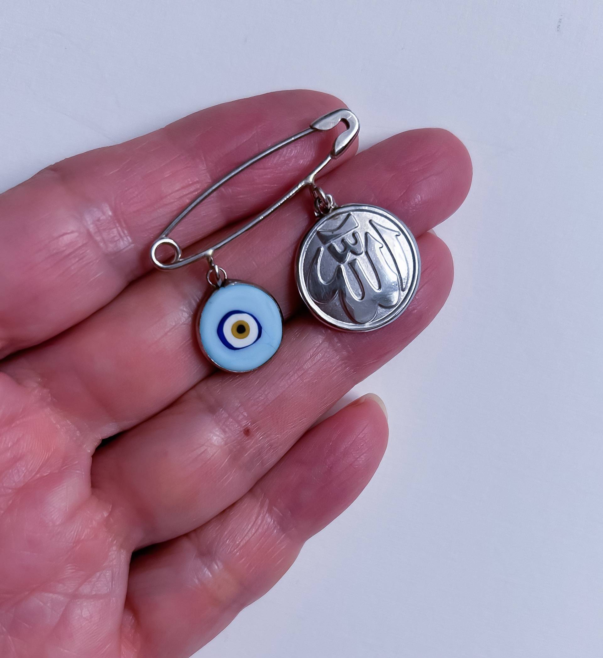 Nazar Evil Eye Baby Pin Sterling Silber Gebetsanhänger von Irisjewelerystudio